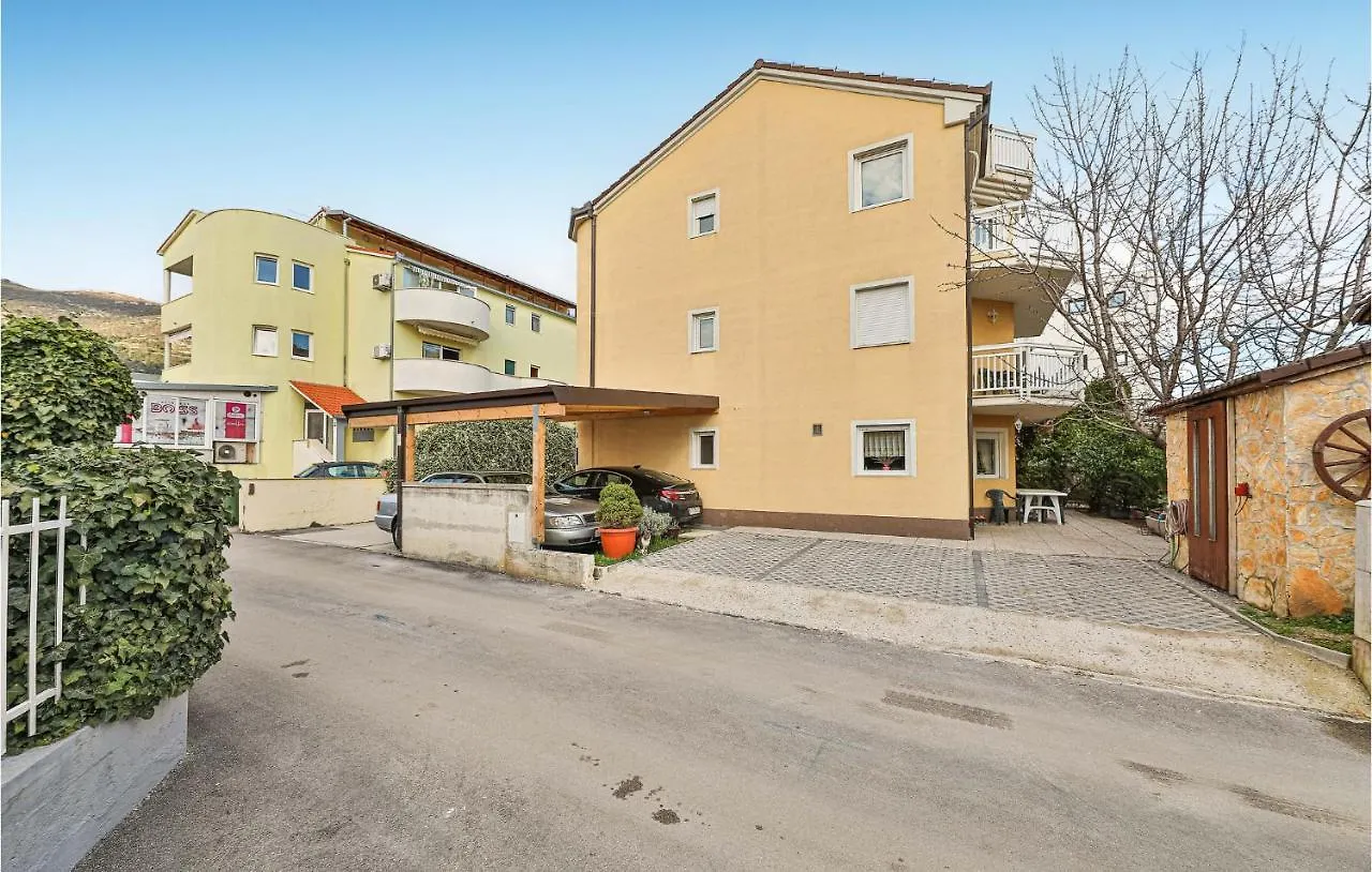 Cozy Apartment In Kastel Luksic With Kitchen Kastela